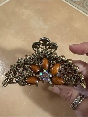 VTG Floral Hair Clip with Brown Gem Petals